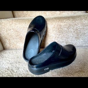 Oofos clogs size 7